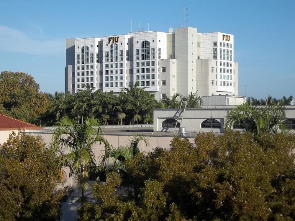 Hotel Doubletree By Hilton Miami Doral à Sweetwater Extérieur photo
